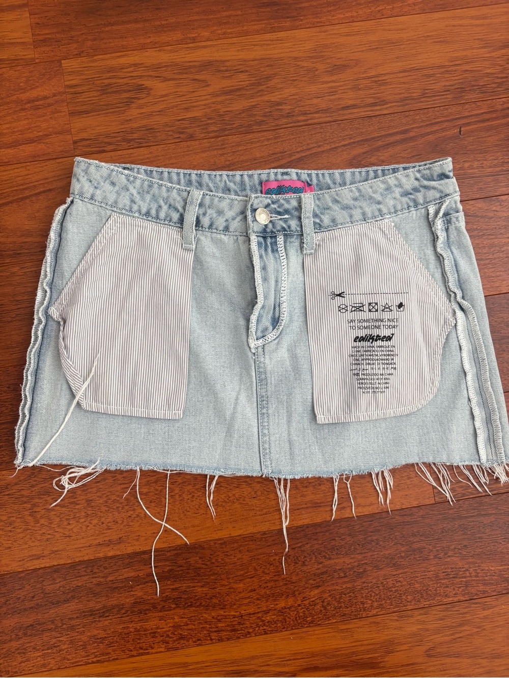 Edikted Light Wash Denim Mini Skirt Size Small Y2K Raw Hem Exposed Pockets